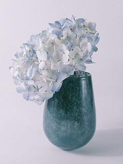 花を傾けて飾っても絵になります。