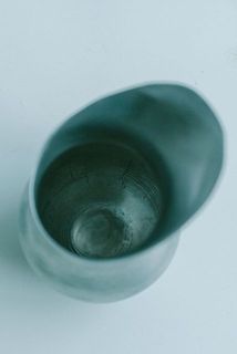 商品の材質特性上、内側と外側に細かな傷が入っています。