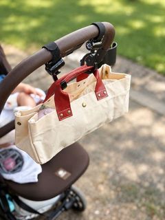 スタッフが実際に使ってる様子。ベビーカーにもちょうど良いサイズなんです👶