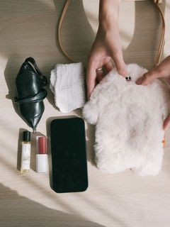 スマホ、口紅、小さめのハンカチ、キーケース、nahrinのロールオンが入ります。意外に収納力ばっちり。