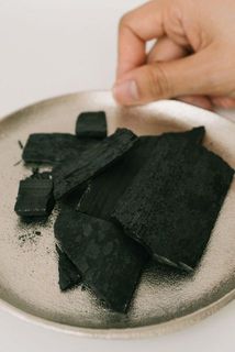 細かな炭の粉が出る可能性がございます。
