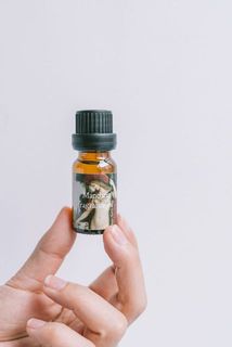 香りはマンダリン。ラベンダーやゼラニウムを思わせるハーバルフローラル。最後にはシダーウッドのあたたかな香りが重なり、爽やかさの中にも奥行きを感じられる香りです。