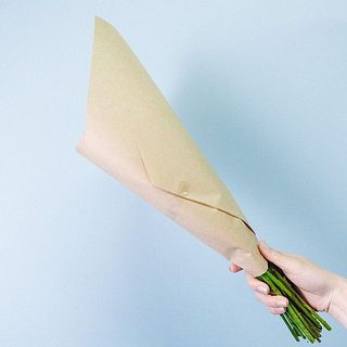花が上を向くように包んであげます。