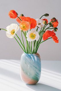 お花をぽんと入れるだけで、絵になってしまう。そんなフラワーベースです。