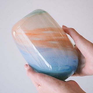 手に持った時のサイズ感。少し小ぶりで使いやすいです。
