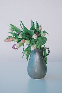 ぜひ大きめの花器に大胆に飾ってみて！あちこち自由に伸びるチューリップのかわいさが引き立ちます。［使用花器：Calore（ブラック）］