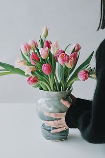 お気に入りの花器にどっさり飾れば、チューリップのかわいさがぐっと引き立ちます。