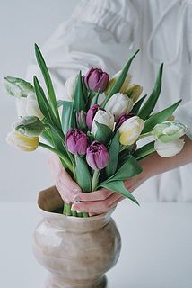 お気に入りの花器にどっさり飾れば、チューリップのかわいさがぐっと引き立ちます。