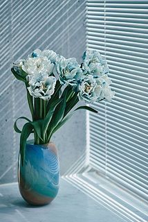 満開になるとぐっと華やかに。［使用花器：farbe］