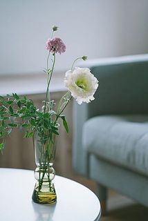 動きのある花やグリーンをちょっと活けるのにちょうどいい花器です。