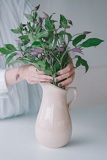 クレマチスやチューリップなど、動きのある花をラフに飾りたくなるフラワーベースです。