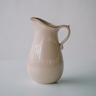 絶妙なカラーリングと美しい曲線が魅力。陶器製でちょうどいいサイズのフラワーベースってなかなかないんです。