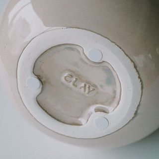 底面にはCLAYのロゴ。