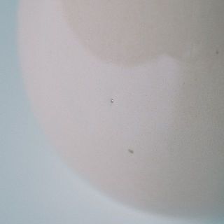 製造上の過程でできる小さなへこみ等があります。ご了承ください。
