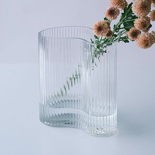 なめらかな曲線が美しい花器。