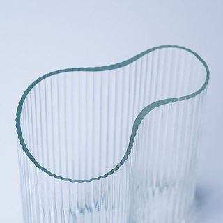 大小どちらの丸みに花を置くかで表情が変化します。