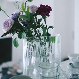 存在感たっぷりなのに、案外どこにでも馴染んでくれる。不思議な魅力のある花器です。