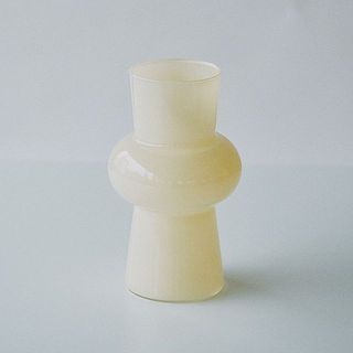 真ん中がぽっこりとした形。つるっとした質感です。