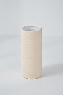 シンプルな筒状の形と温かみのあるカラー。