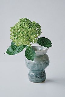 大きな紫陽花を一輪。花器の持つ自然な風合いと相性抜群です。