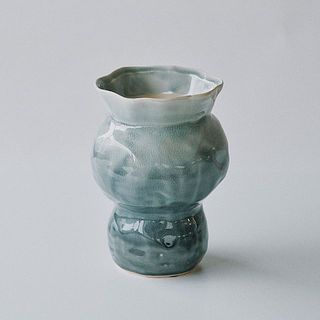 ところどころ歪みのある柔らかいフォルム。
