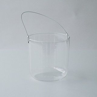 口が大きく、バケツのような形をしています。