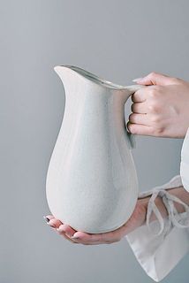 絶妙なカラーリングと美しい曲線が魅力。陶器製でちょうどいいサイズのフラワーベースってなかなかないんです。