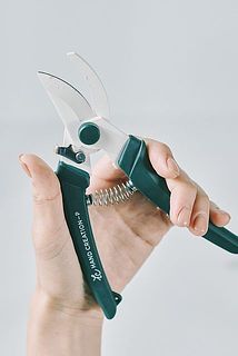 握りやすいサイズ感。グリップがあるので軽い力で切れます。