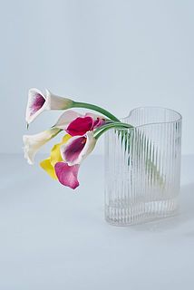 カラーなどのしなやかな茎をもつ花もきれいにまとまります。