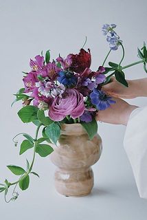 ダークな色味のお花がとっても映えます。