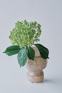 大きな紫陽花を一輪。花器の持つ自然な風合いと相性抜群です。