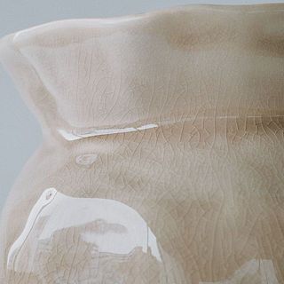 ガラス質が含まれた釉薬を使用している為、表面に細かい貫入（クラック）が入っています。