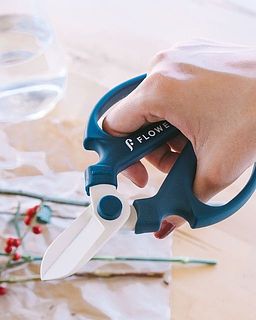 軽くて手によく馴染み、刃には錆びにくいフッ素樹脂加工がされているなど、細部まで使いやすさへのこだわりを感じます。