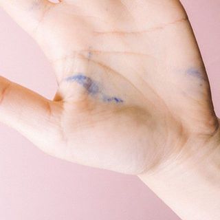 手に染め粉がついた場合せっけんでよく洗いましょう。 衣類や家具などに付くと落ちない可能性があるので、お取り扱いにはご注意ください。※写真は別の色の染料です