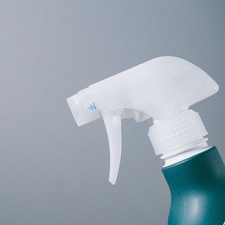 スプレー部分は先端を回すことでロックが可能。