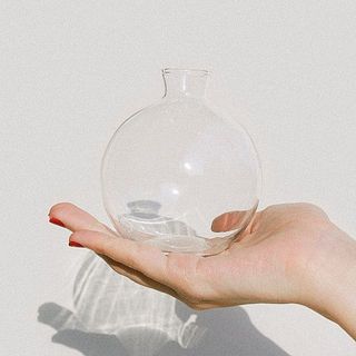 ガラスならではの柔らかいフォルムは、職人の手によってひとつひとつ丁寧に作られたもの。