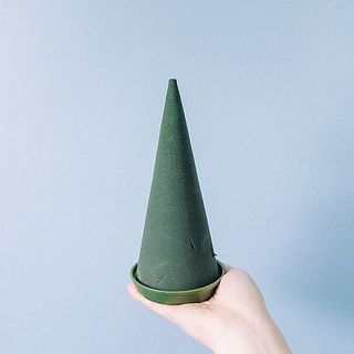 【作り方】ツリー型のオアシスはお水に沈めて給水させます。