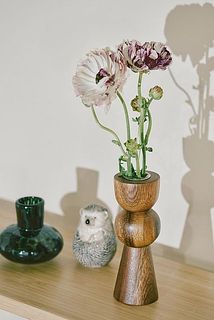オブジェとしても楽しめる花器。