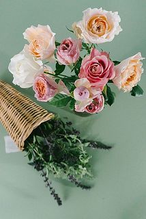 カゴの花器に合わせてもかわいい。