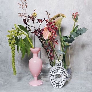 お気に入りの花器に分けて飾るのもおすすめ。
