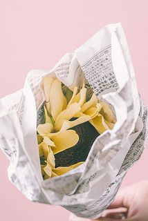 巻く際は花首をしっかり支えるように巻きましょう。