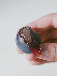 皮は食べられません。タネ無しの品種ですが、稀に小さい種があることも。