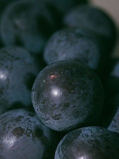 表面の粉っぽいものは「ブルーム」と呼ばれ、ブドウの病気を予防し、鮮度を保つ働きをするのだそう。高品質の証です✨