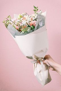 ペーパーやリボンでラッピングした状態でお届けします。リボンの色は変更になる可能性があります。