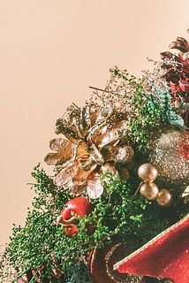 天然素材や造花を使用しているため、長く楽します。特性として、一部の花材に傷がついていることもあります。ご了承ください。