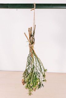 1〜3本ずつドライにして後から束ねるとより綺麗なドライスワッグに仕上がります！（写真はまとめてドライにしているものです）