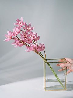 色々な花器に合わせて楽しみましょう（使用花器：絵画のように花を楽しむ花器）。